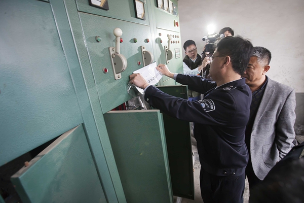 青島環(huán)保世紀行-環(huán)保執(zhí)法殺“回馬槍”給企業(yè)斷電 給排污設備上“封條”